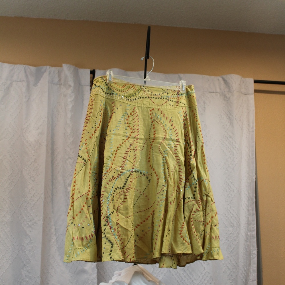 Eye Yellow lined skirt with yarn design